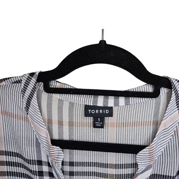 Torrid Plus Size Sheer, Y Neck, High/Low, Button down Plaid Flowy Top, Size 1 - Picture 4 of 8